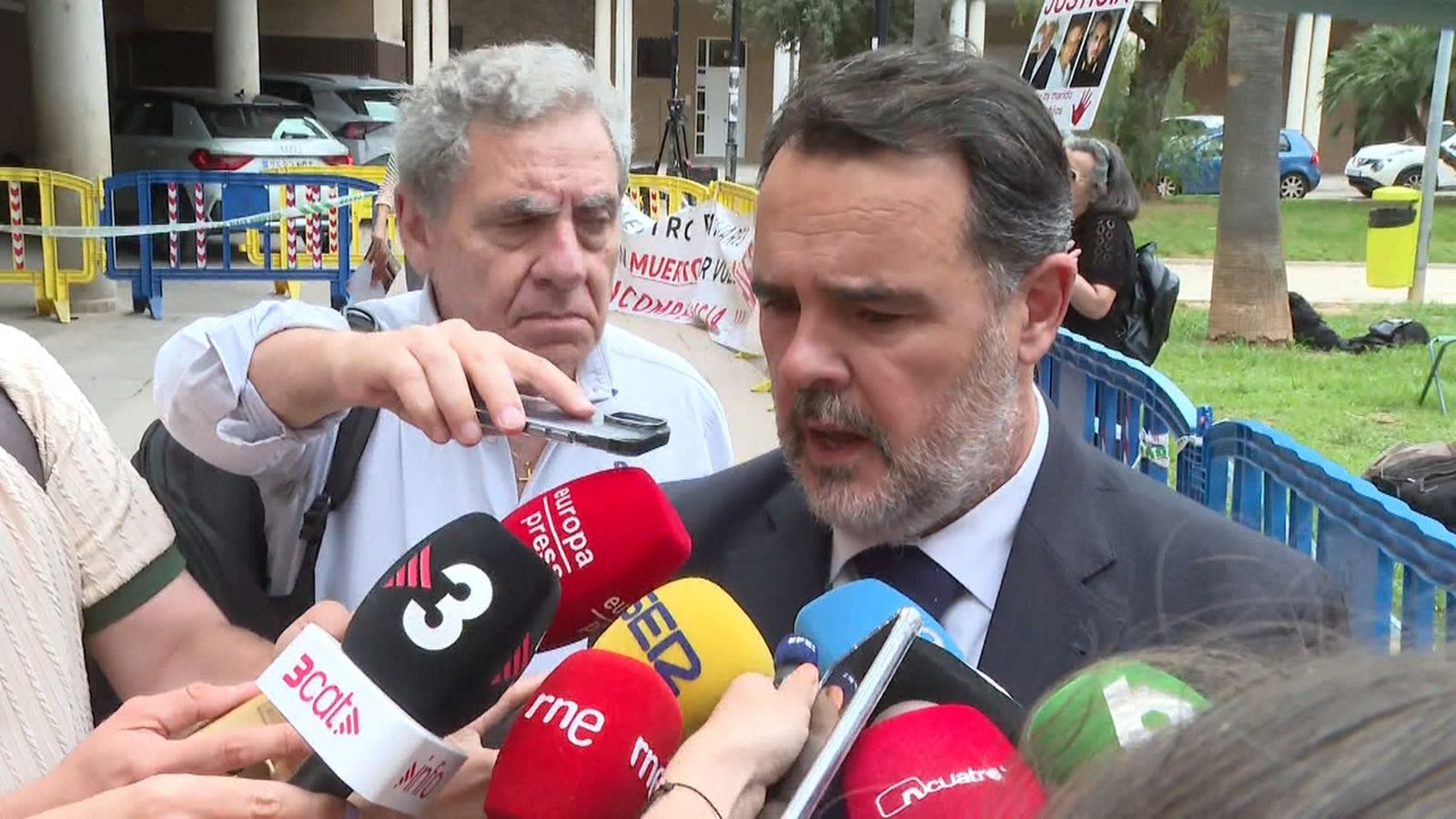 L'advocat de l'expresident Carlos Mazón, Ignacio Gally, atén els mitjans de comunicació a la porta del jutjat de Catarroja
