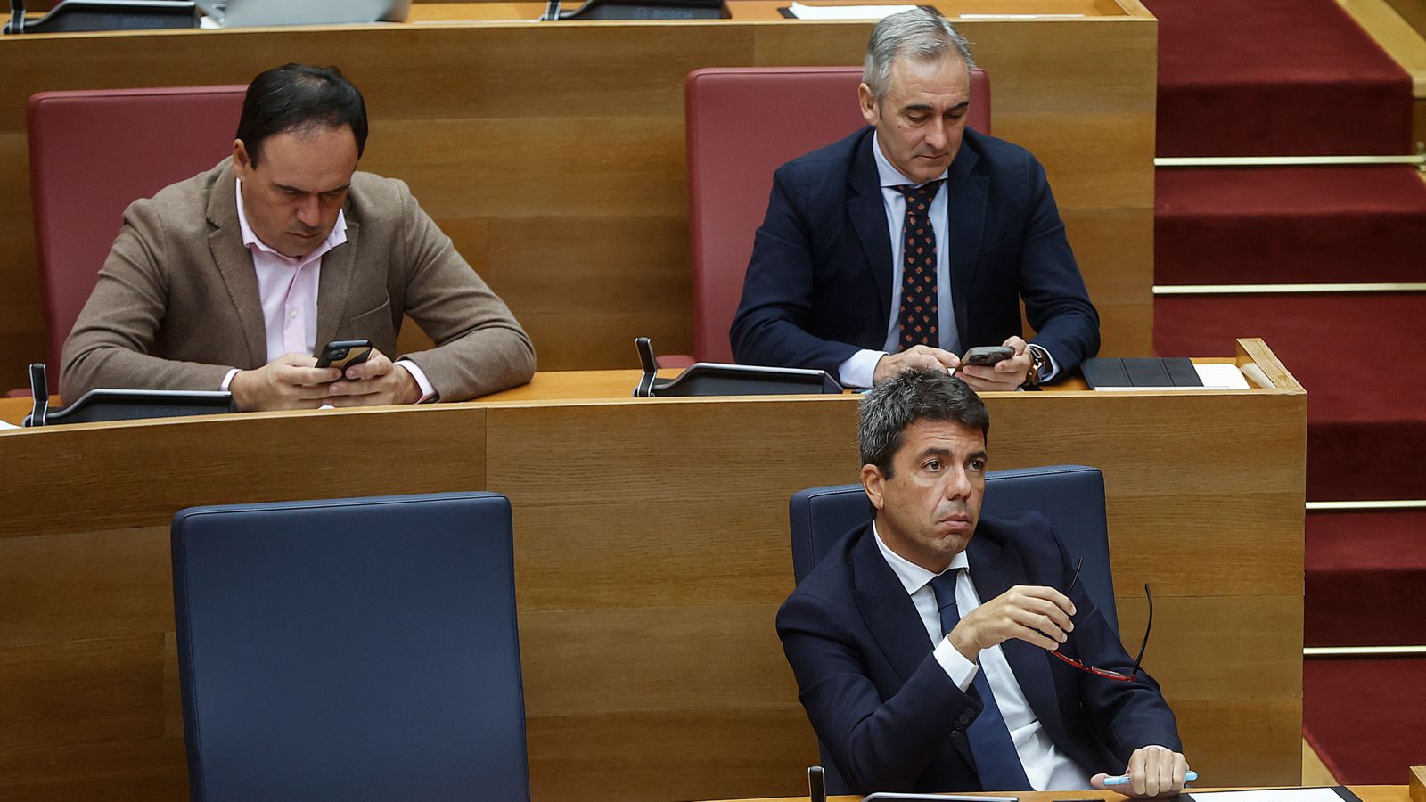 El president de la Generalitat, Carlos Mazón, durant el ple de les Corts