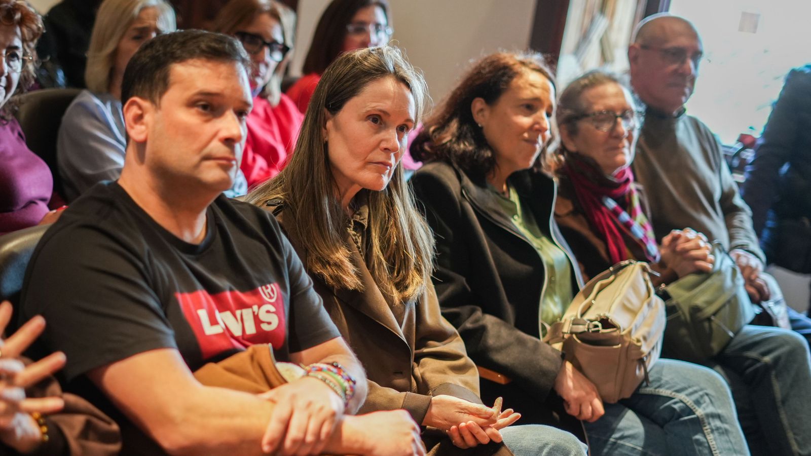 El representant de l'Associació damnificats de la Dana, Alex Carabalí, les presidentes de l'Associació víctimes mort de la dana 29O, Rosa Álvarez, i de l'associació Víctimes de la dana, Mariló Gradolí, el passat 11 febrer a València