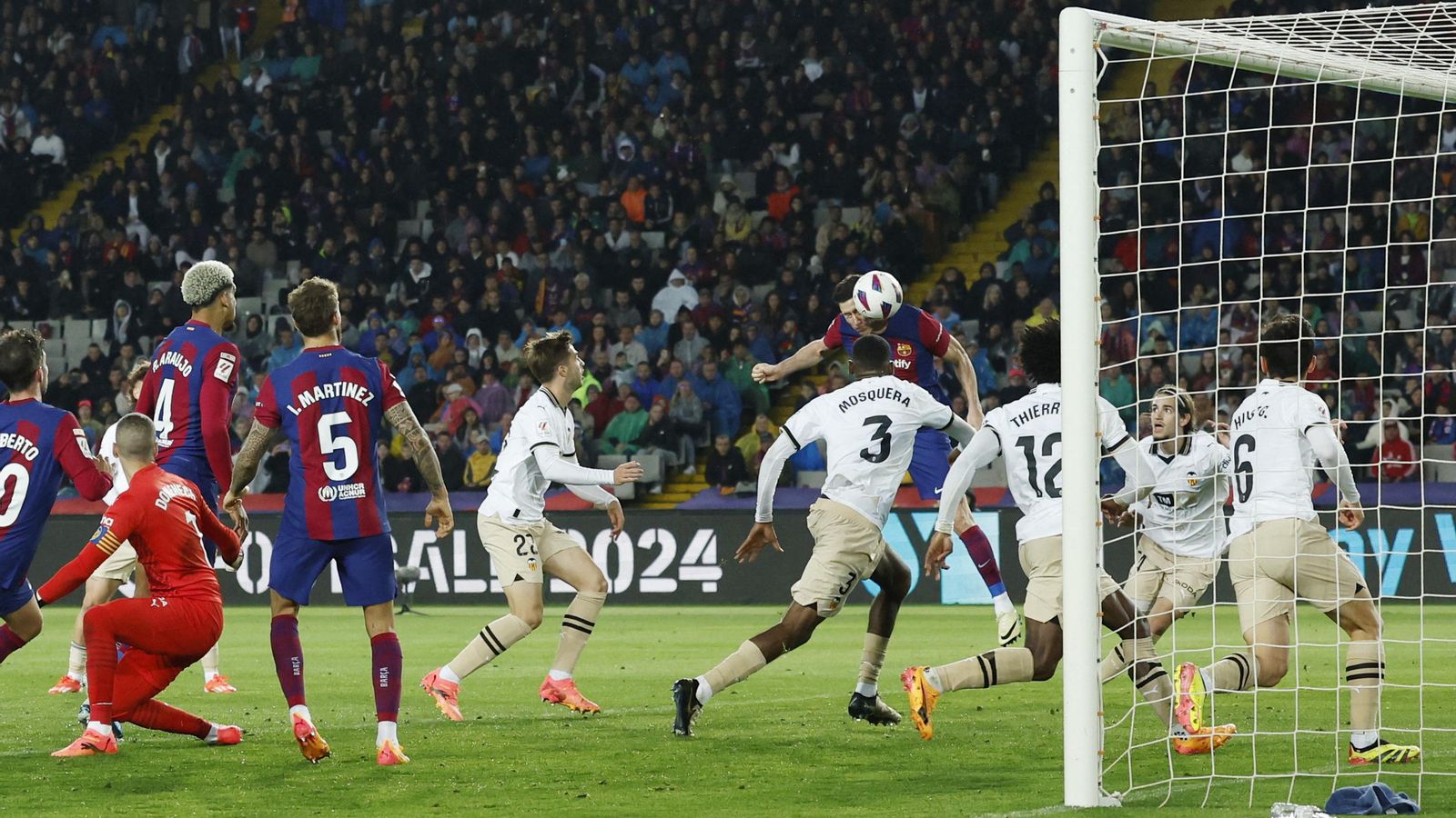 Lewandowski remata a porteria davant la mirada dels jugadors del València Lewandowski remata a porteria davant la mirada dels jugadors del València