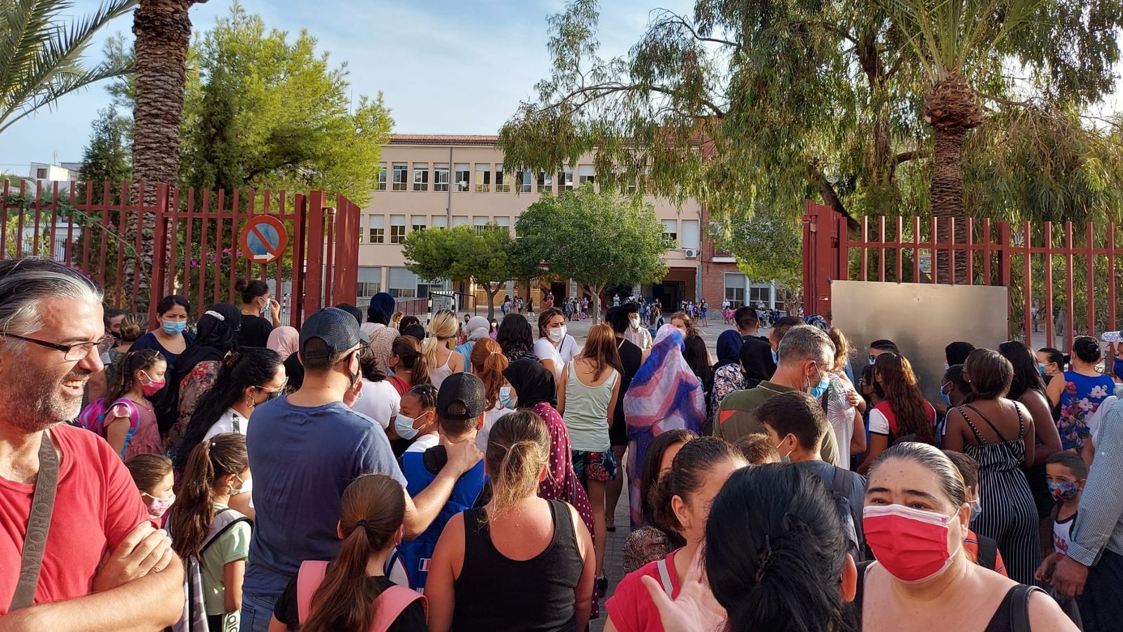 Aglomeracions en l'entrada del col·legi Casablanca d'Elx en el primer dia del curs escolar