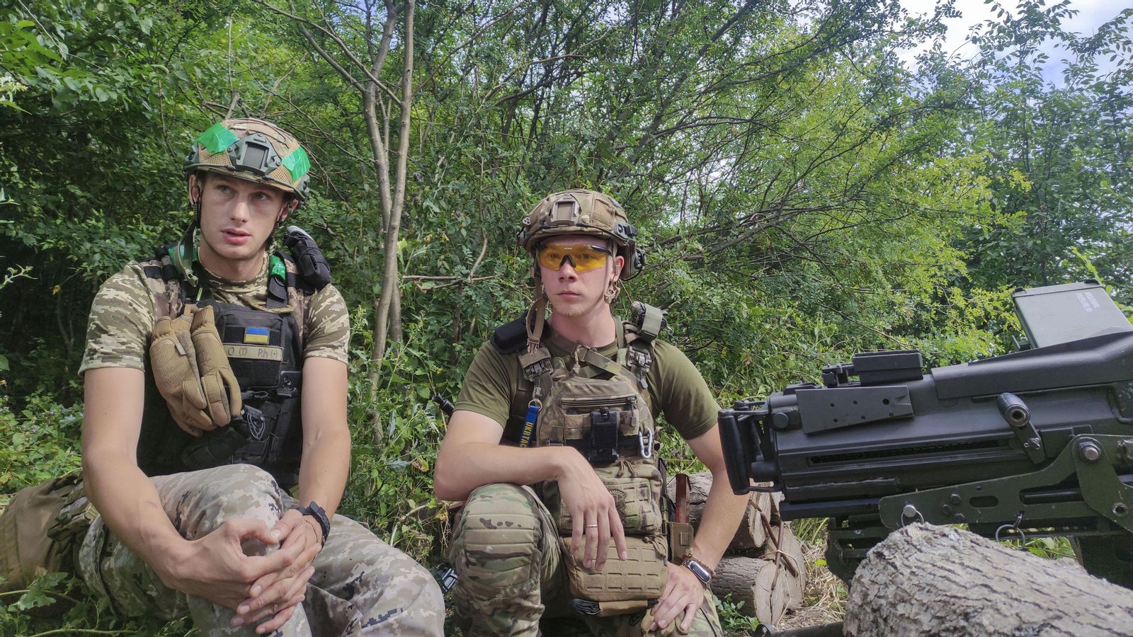 Dos soldats ucraïnesos fan guàrdia en una posició defensiva de la zona del front de Kupiansk, en el nord-est d'Ucraïna.