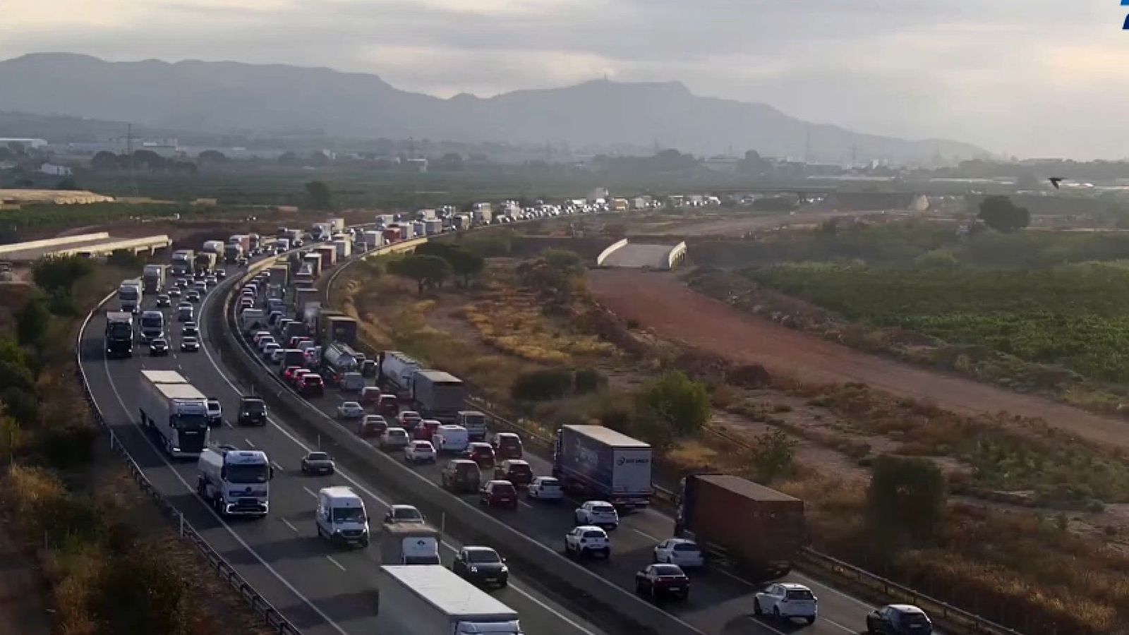 Retencions que s'han format este dimecres, en els dos sentits, en l'autovia del Mediterrani a causa d'un accident