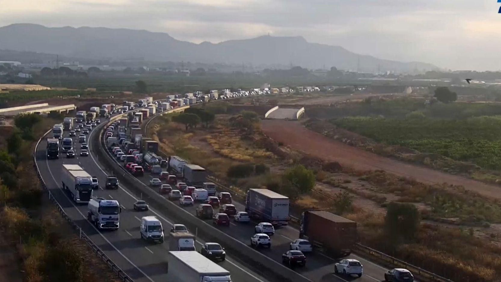 Retencions que s'han format este dimecres, en els dos sentits, a l'autovia del Mediterrani a causa d'un accident Retencions que s'han format este dimecres, en els dos sentits, en l'autovia del Mediterrani a causa d'un accident