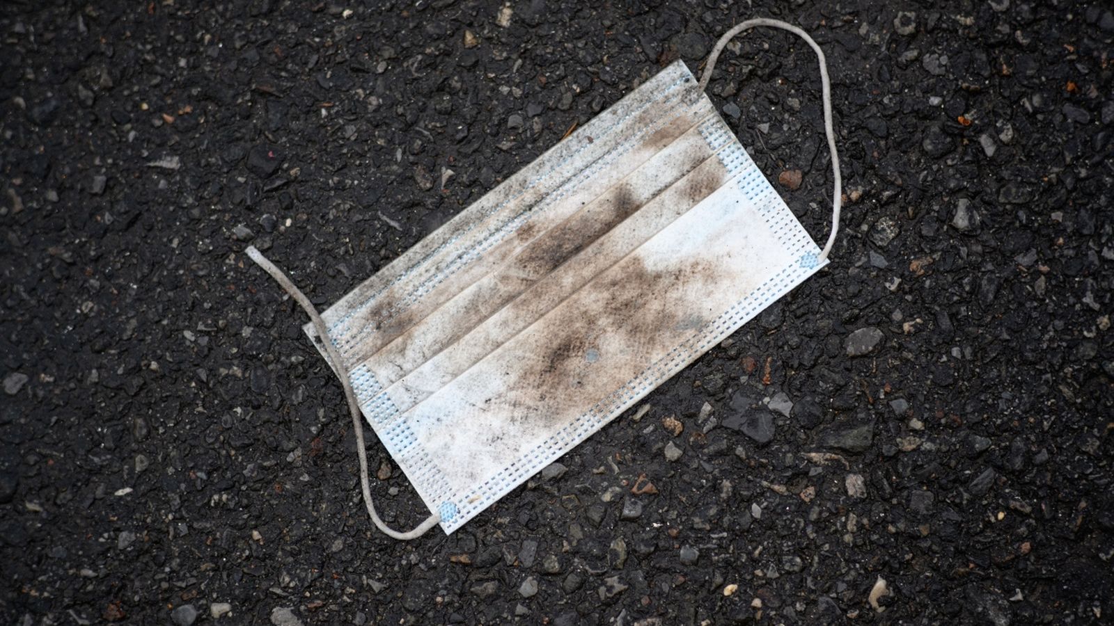 Una mascareta sobre l'asfalt