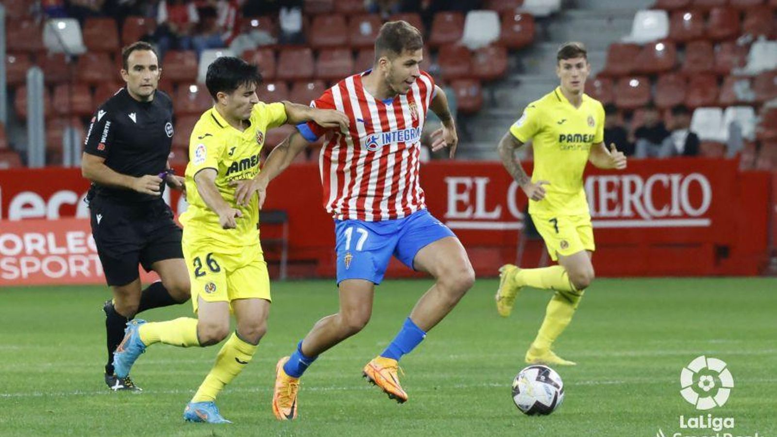 El groguet Rodrigo pressiona un jugador de l'Sporting El groguet Rodrigo pressiona un jugador de l'Sporting
