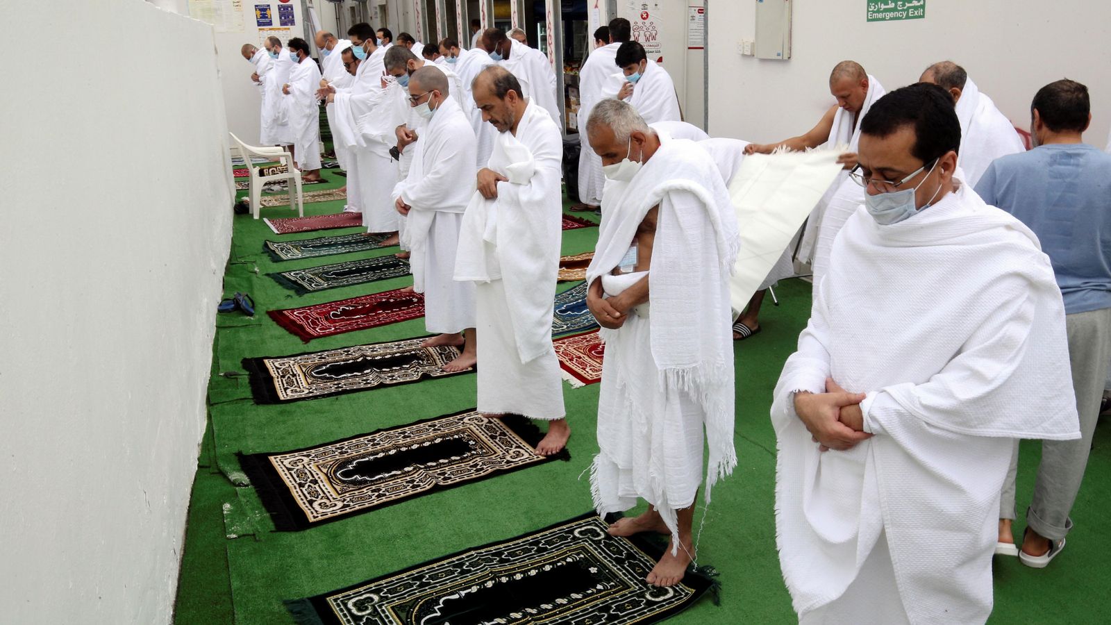 Els pelegrins resen fora de les seues tendes en l'àrea de Mina, durant la peregrinació anual a la Meca, Aràbia Saudita