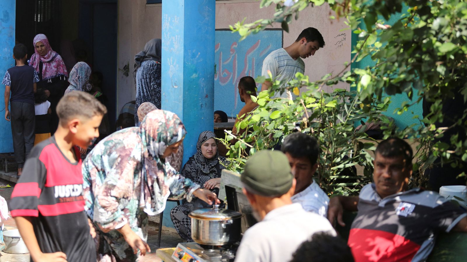Famílies palestines desplaçades del nord al sud de Gaza es refugien en les escoles de l'ONU a Khan Younis