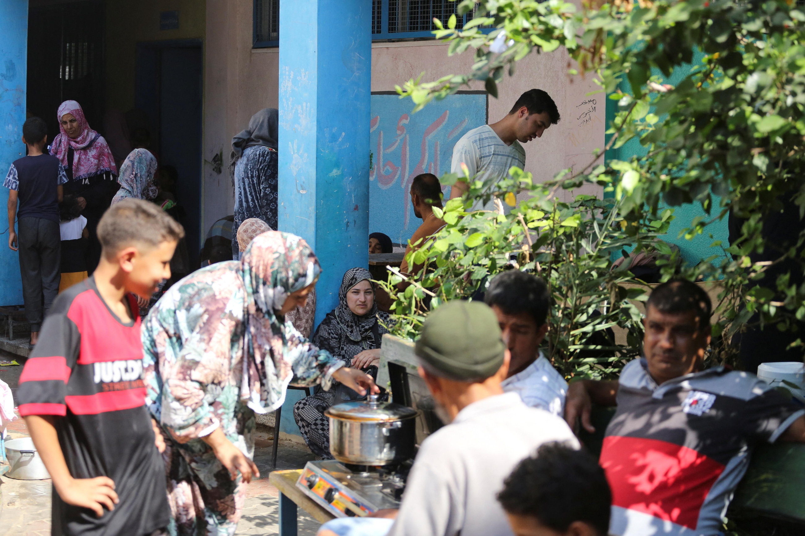 Famílies palestines desplaçades del nord al sud de Gaza es refugien en les escoles de l'ONU a Khan Younis