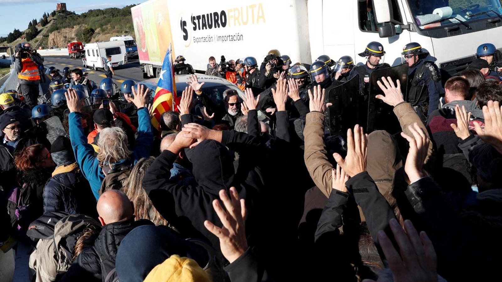 Desenes de persones tracten d'impedir que els gendarmes francesos desbloquegen el pas fronterer de l'AP-7