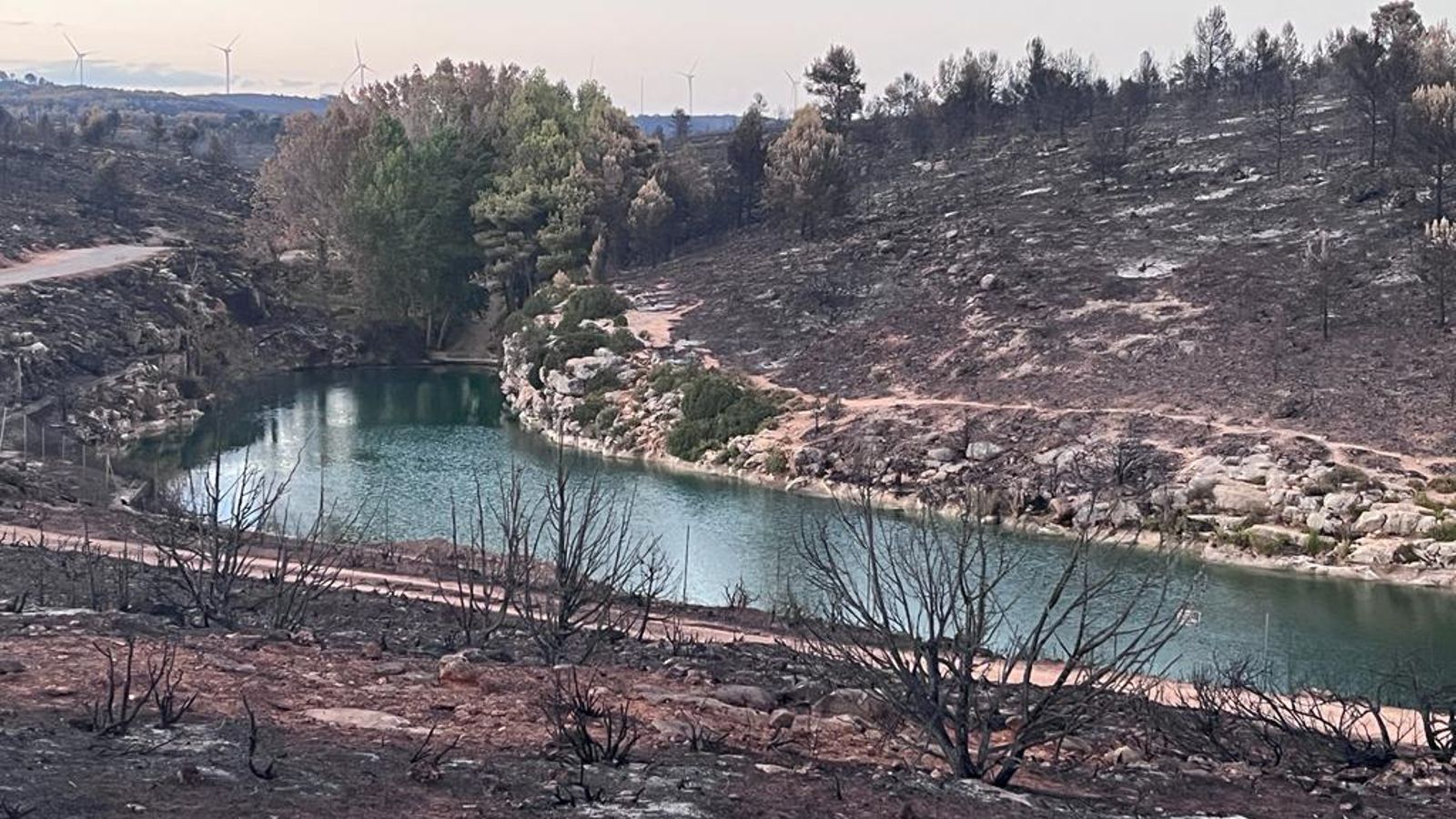 En imatge, l'impacte del foc al pantà de Toràs, un dels termes municipals més afectats per l'incendi de Begís