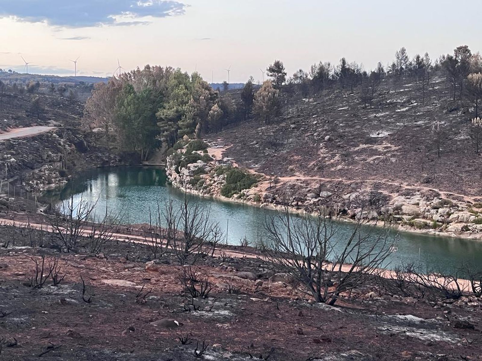 En imatge, l'impacte del foc al pantà de Toràs, un dels termes municipals més afectats per l'incendi de Begís