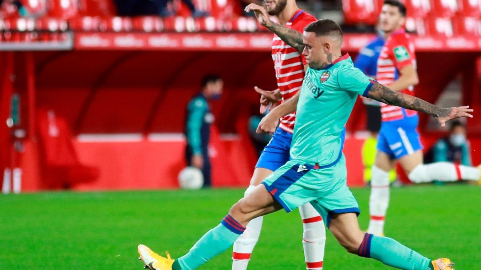 El davanter del Llevant, Roger Martí, durant el partit contra el Granada