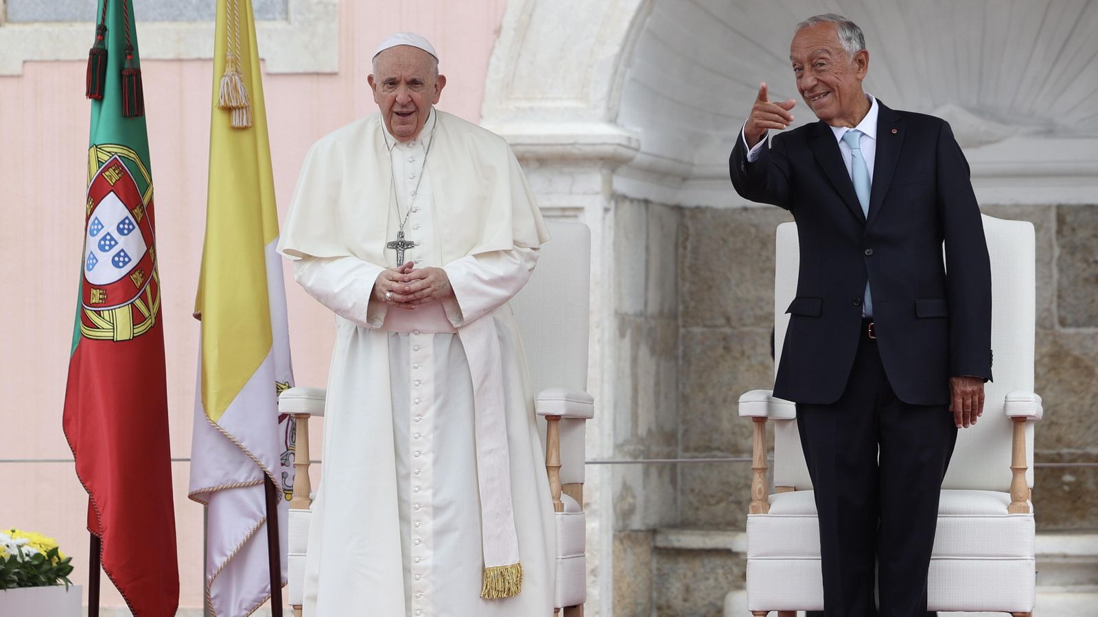 El papa Francesc és rebut pel president de Portugal, Marcelo Rebelo de Sousa, enfront del Palau de Belem a Lisboa, Portugal,