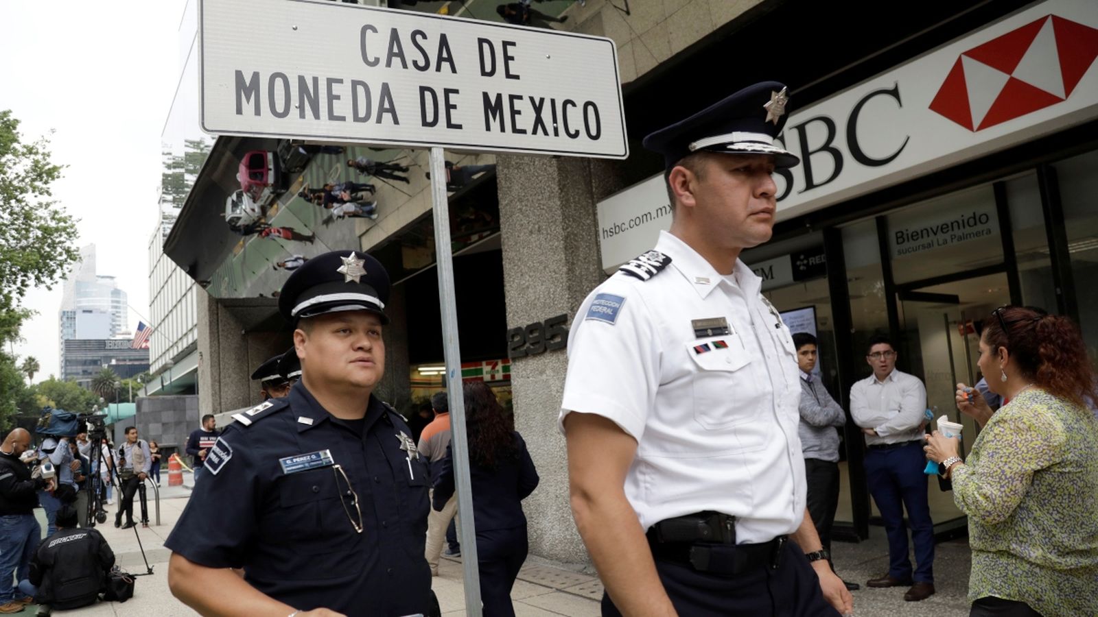 Agents de seguretat davant la Casa de Moneda de Ciutat de Mèxic