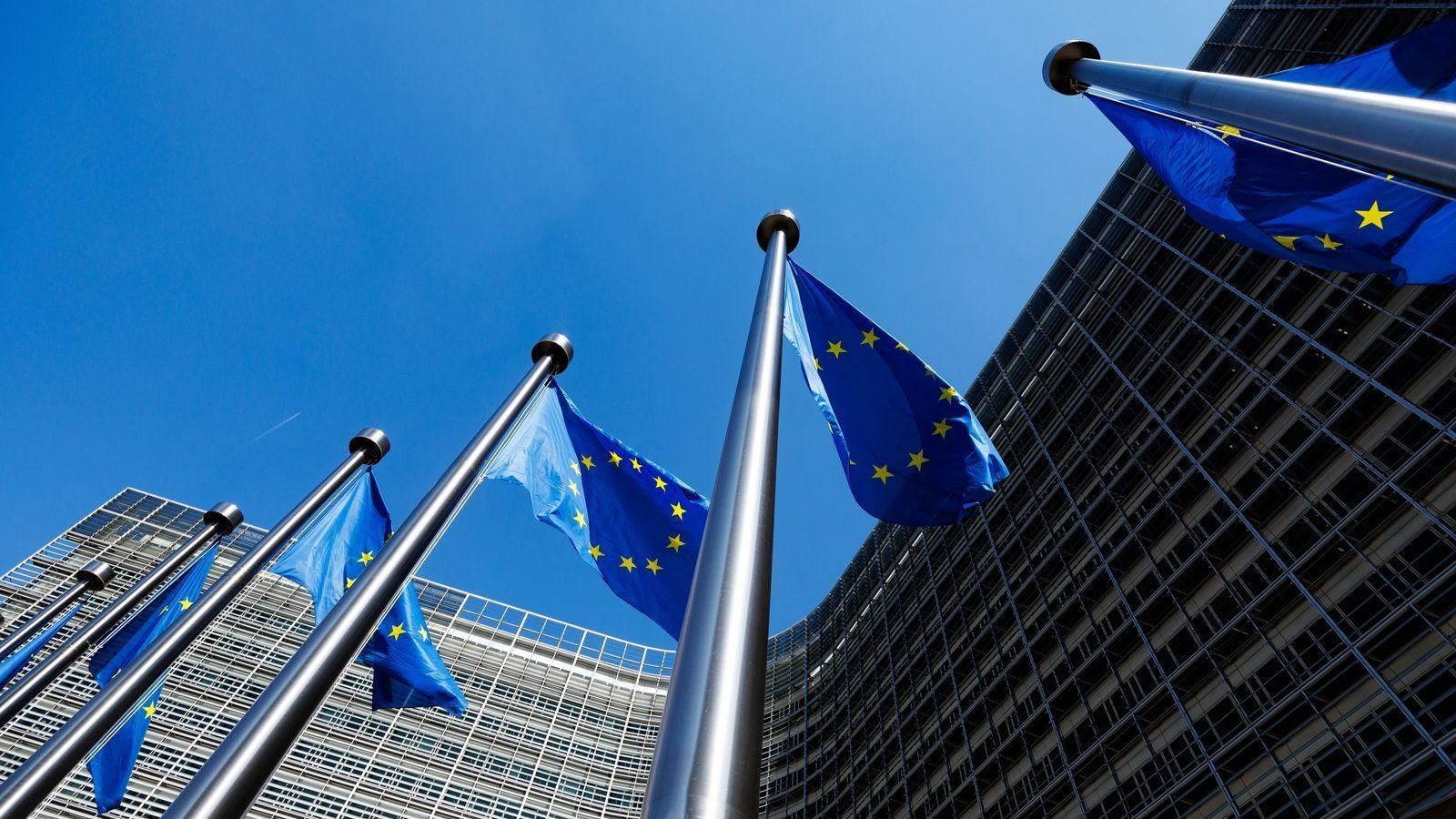Banderes de la Unió Europea onegen a la seu de la Comissió Europea