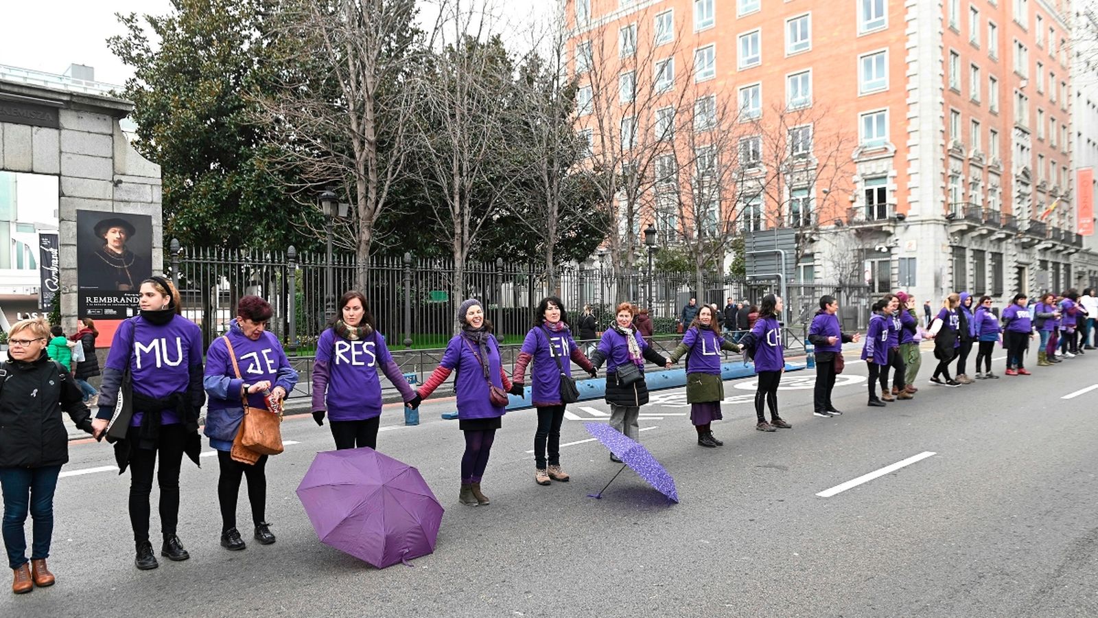 Vora 7.000 dones s’han unit en una cadena feminista a Madrid