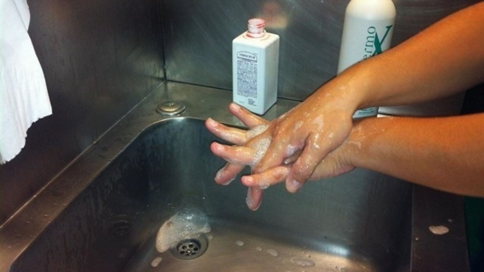 Dermatòlegs alerten de l’aparició de problemes en la pell per l’ús de gels i mascaretes