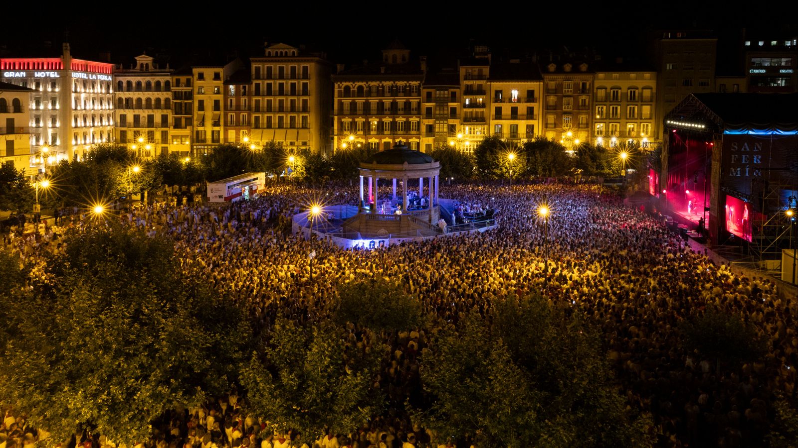 La plaça del Castell de Pamplona, este dissabte de nit