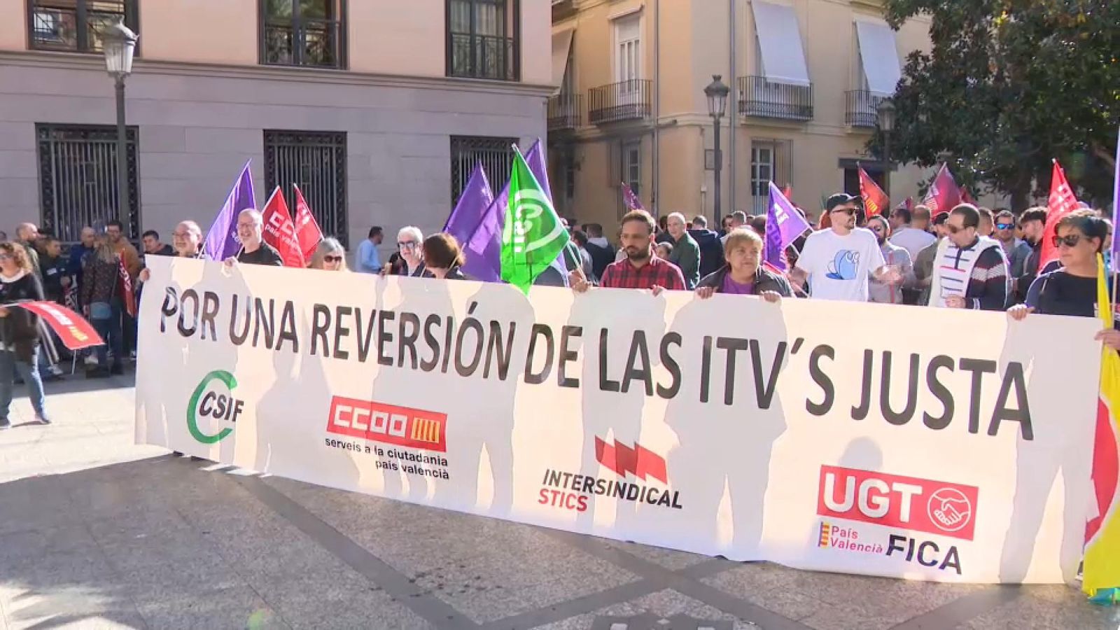 Manifestació dels treballadors i treballadores de les ITV i els sindicats a València