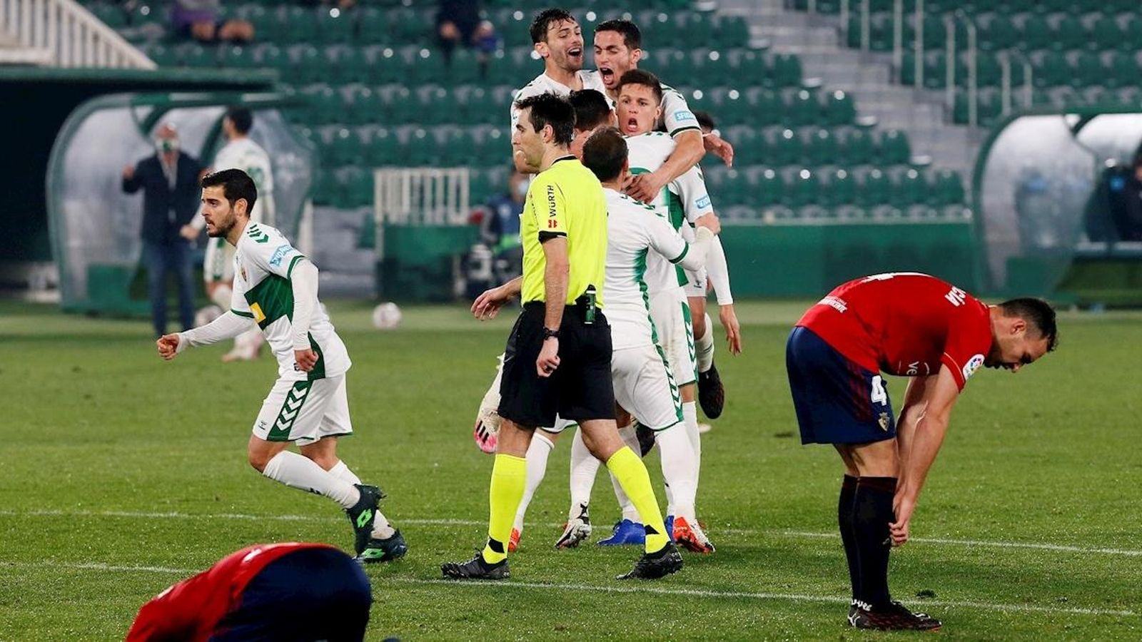 Els jugadors de l'Elx celebren el gol de l'empat de Guido Carrillo