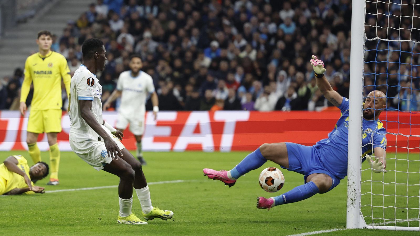 Pepe Reina tracta d'evitar un gol de l'equip francés
