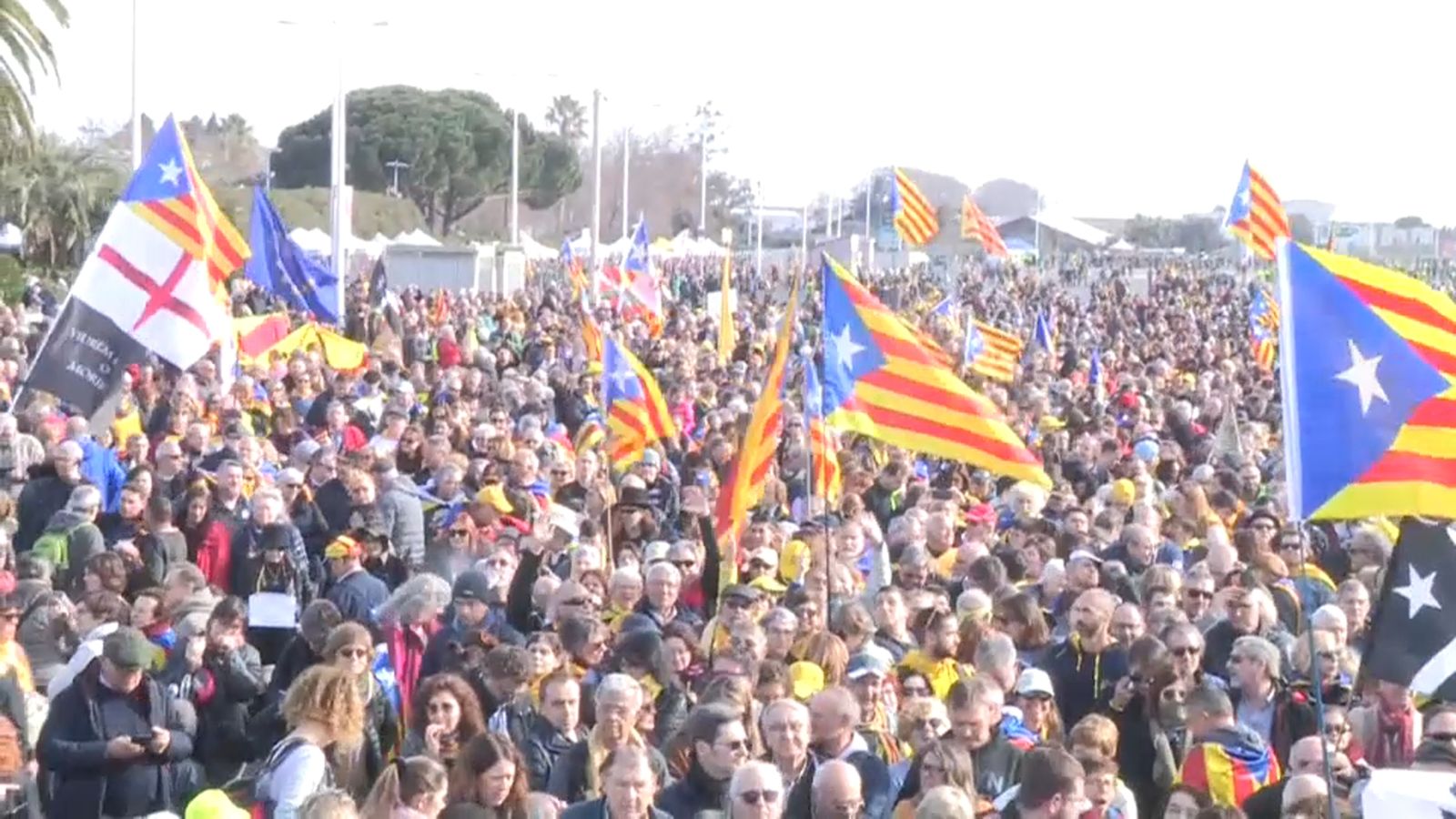 L'expresident de la Generalitat de Catalunya ha sigut rebut amb crits de "Puigdemont és el nostre president".