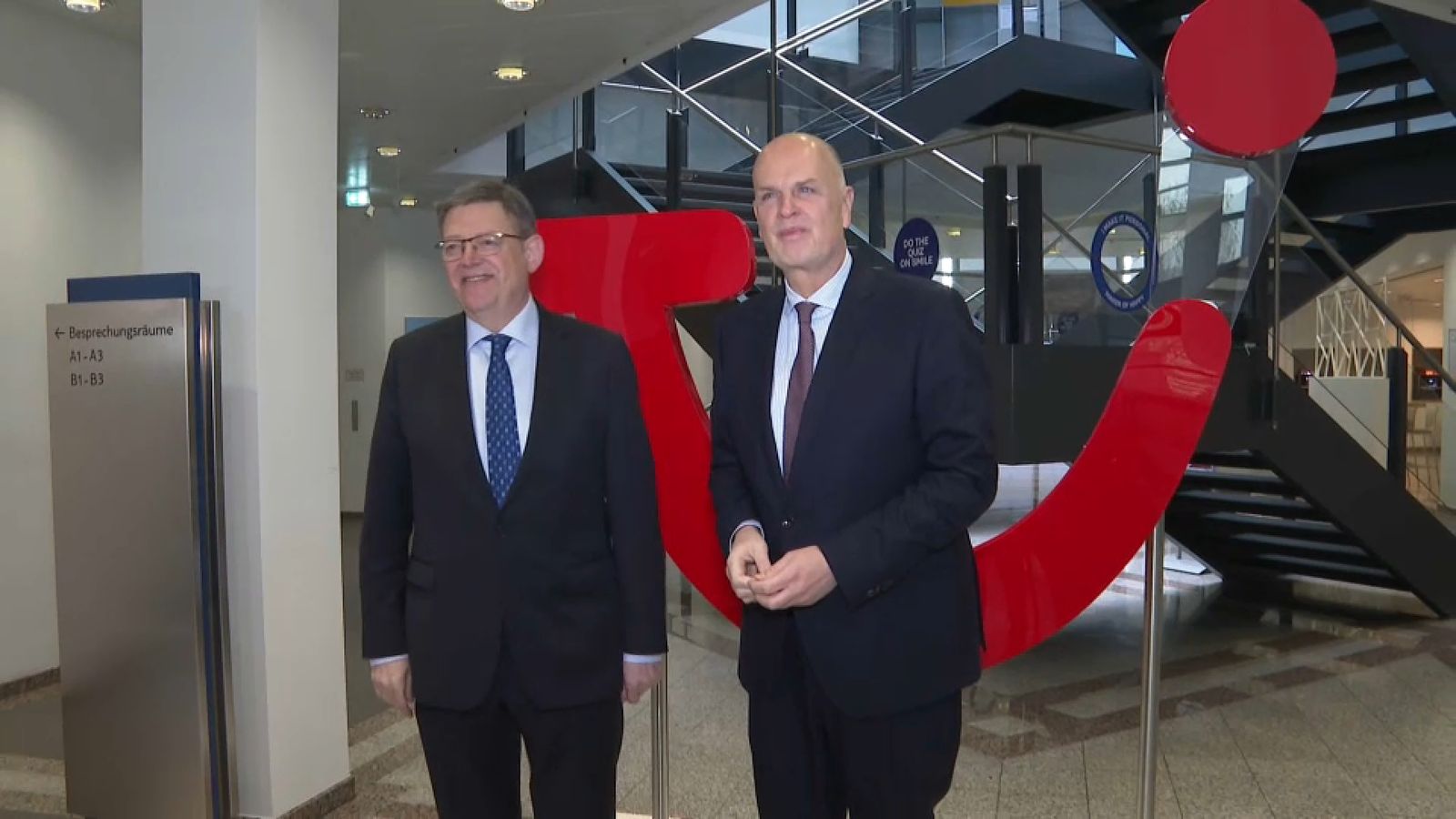 El president de la Generalitat amb un responsable de l'operadora turística Tui, moments abans de la reunió que els dos han tingut a Hannover