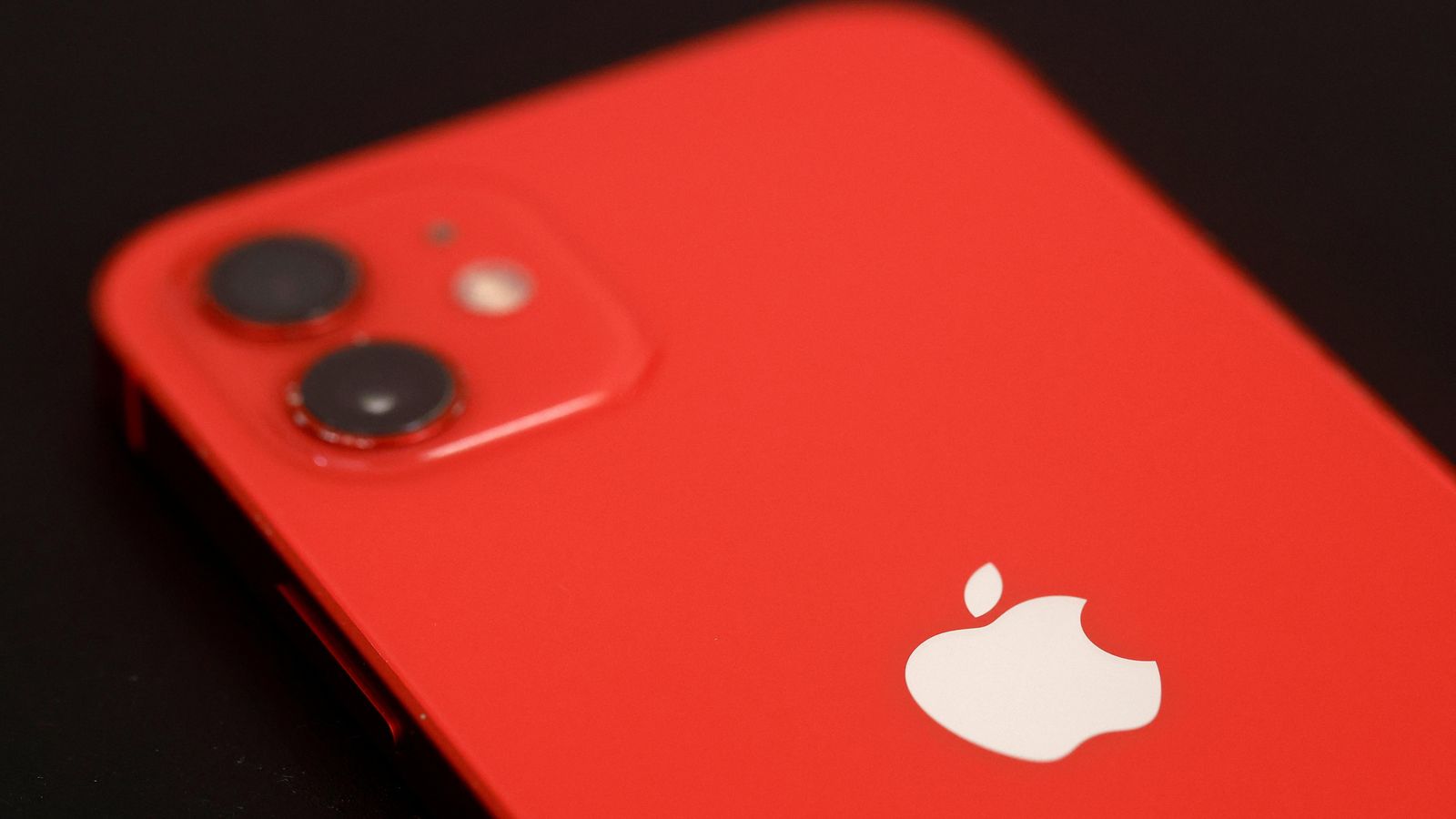 Un model d'iPhone 12 en una botiga francesa (arxiu) Un model d'iPhone 12 en una botiga francesa (arxiu)