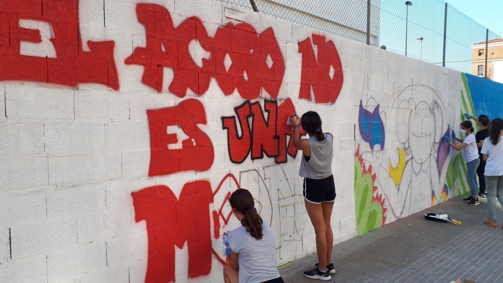 Participants del II Concurs de Grafit donant forma als murals