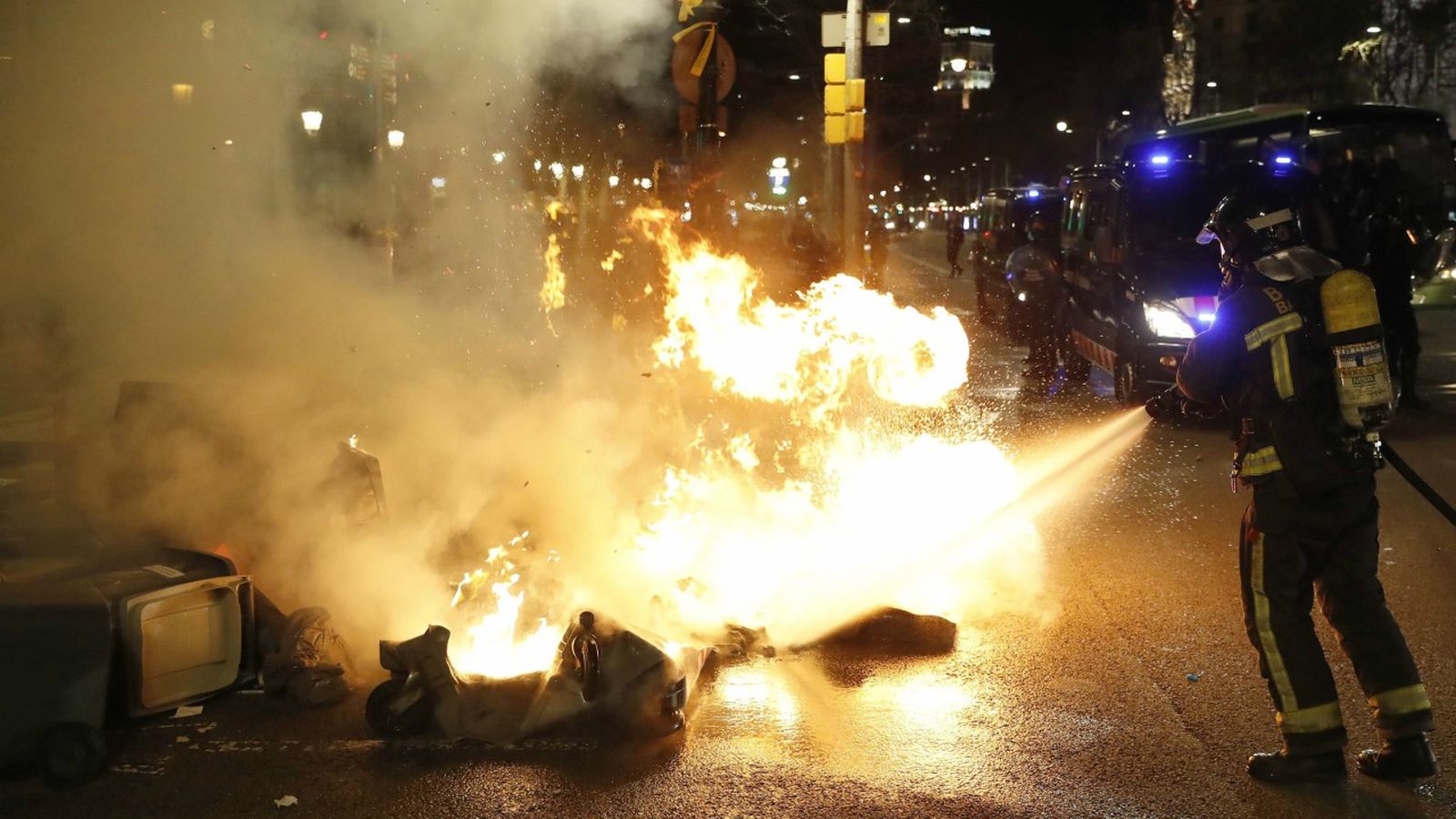 Un bomber apaga un contenidor en flames a Barcelona