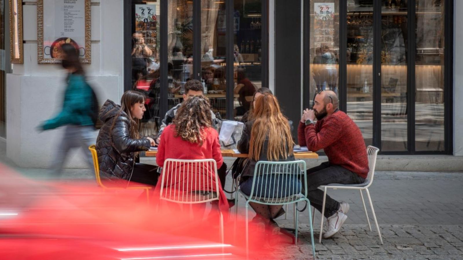 Un grup de persones en un bar, en València, aquest dilluns