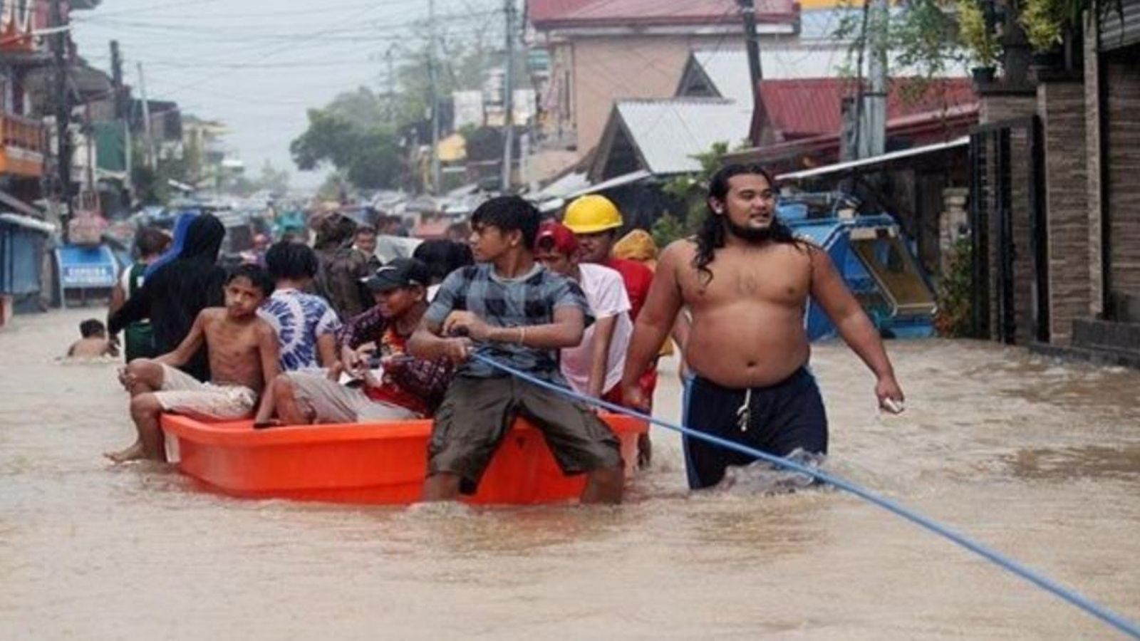 La tempesta ha causat inundacions, solsides de terra i altres catàstrofes a les Filipines