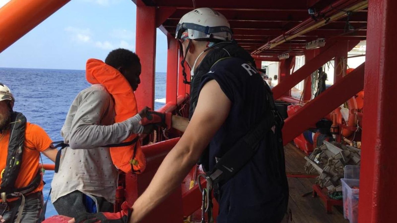 Un dels migrants a bord de l'Ocean Viking