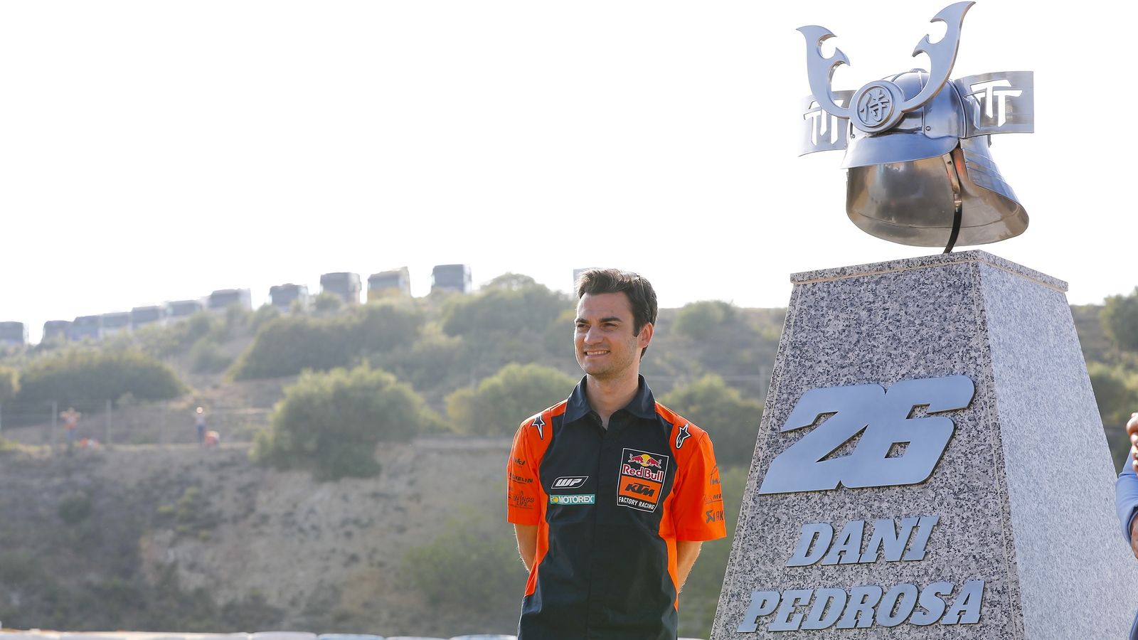 Pedrosa, al costat d'una escultura en homenatge seu a Jerez