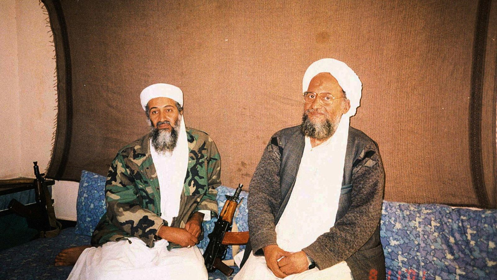 Ayman al-Zawahirí (dreta) junt amb Ossama bin Laden en una imatge d'arxiu