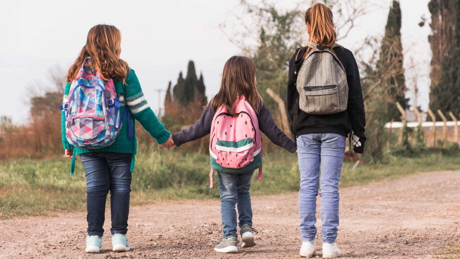 Tres xiquetes cap a l'escola en una imatge d'arxiu Tres xiquetes cap a l'escola en una imatge d'arxiu