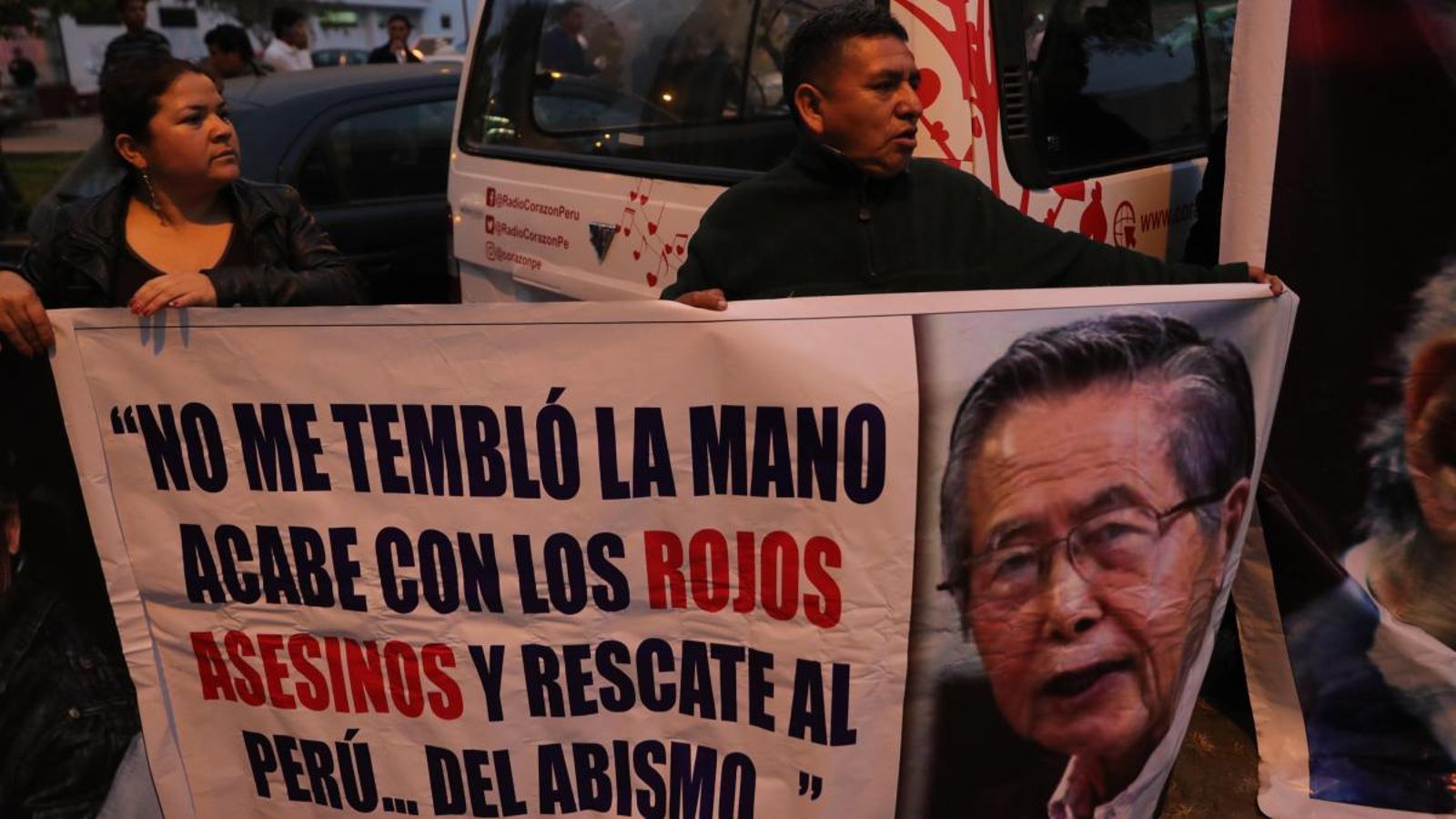 Seguidors de l'expresident esperen fora de la clínica on ha sigut ingressat