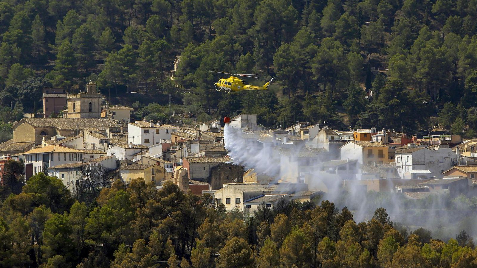Un helicòpter descarrega aigua en el perímetre de Penàguila Un helicòpter descarrega aigua en el perímetre de Penàguila