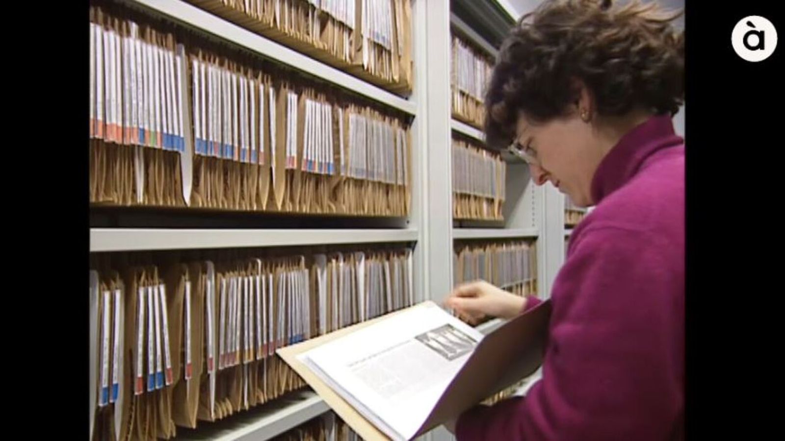 Imatge de com es treballava als arxius d'RTVV el 1990