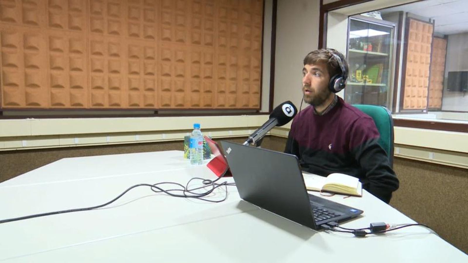 Fernando Navarro en la redacció de Castelló d'À Punt Notícies