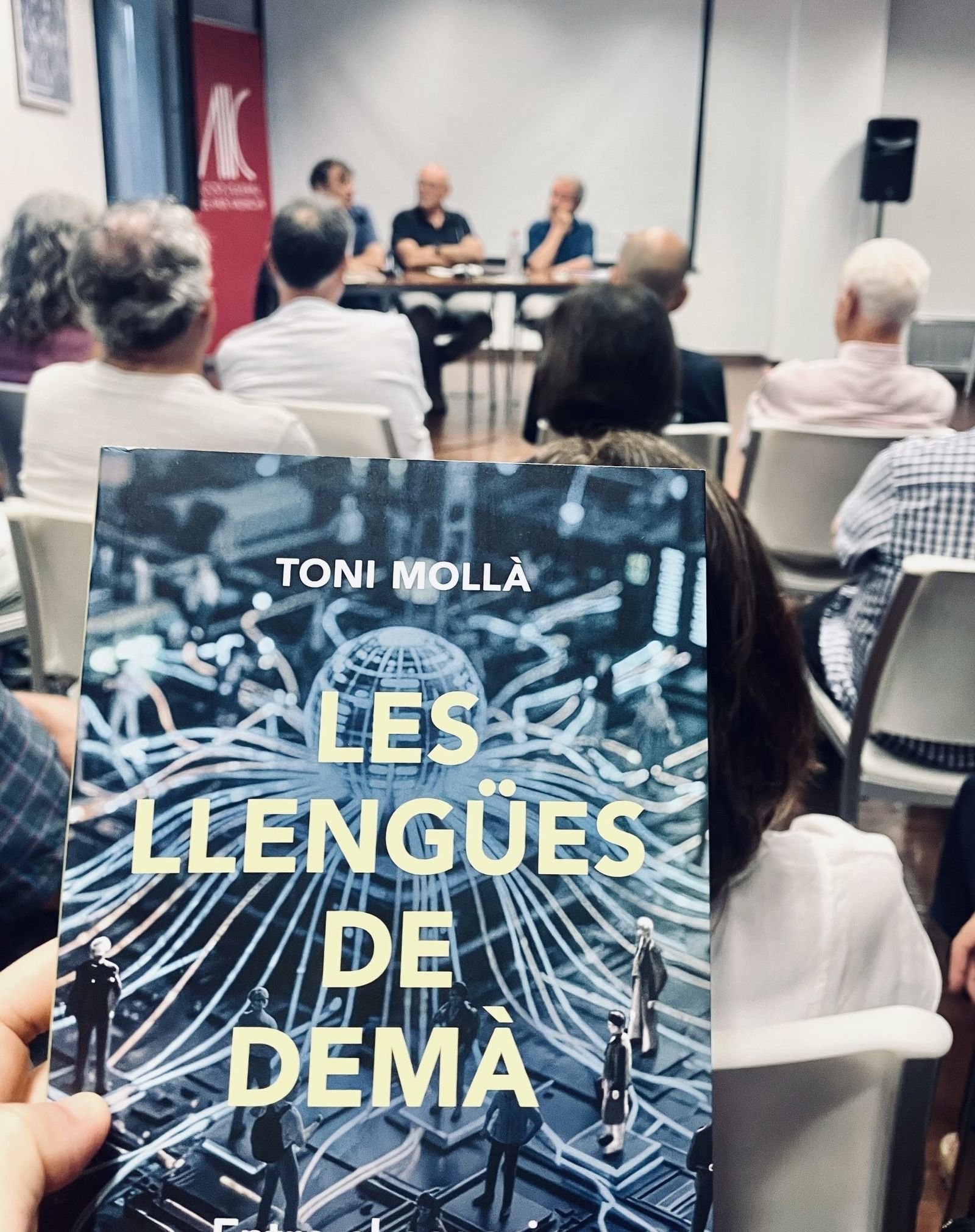 Acte de presentació de Les Llengües de demà. L'autor acompanyat de Vicent Pitarch i Martí Domínguez.