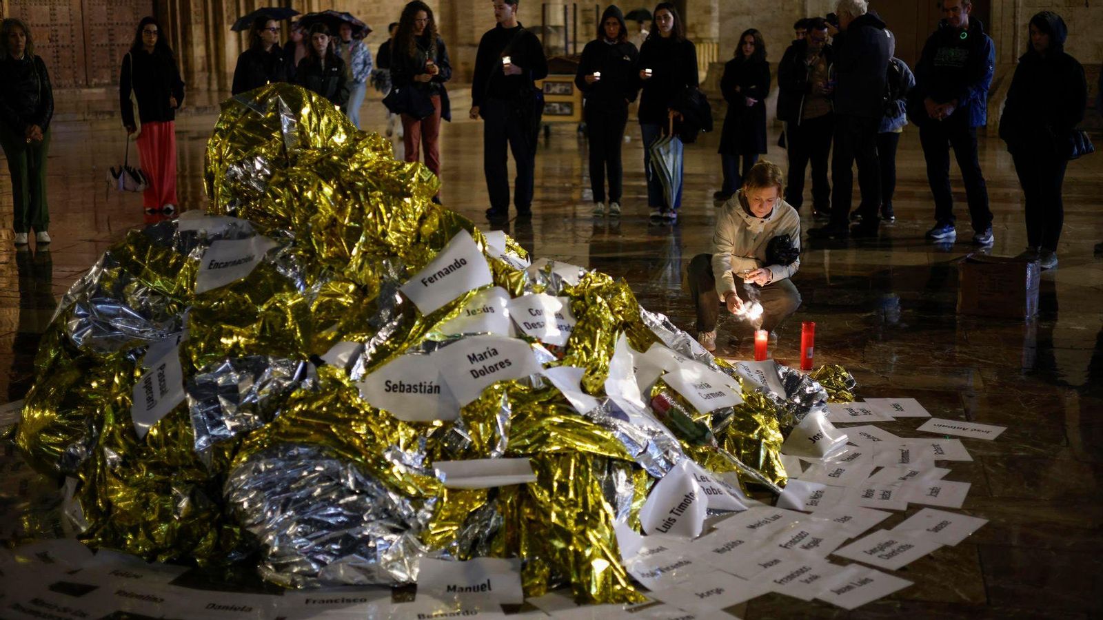 Homenatge a les víctimes mortals de la dana a la plaça de la Mare de Déu de València, el passat dimecres