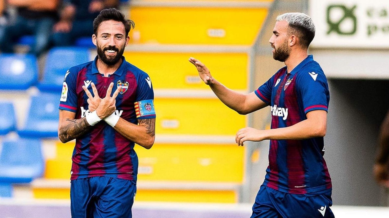 Morales celebra un dels gols del Llevant