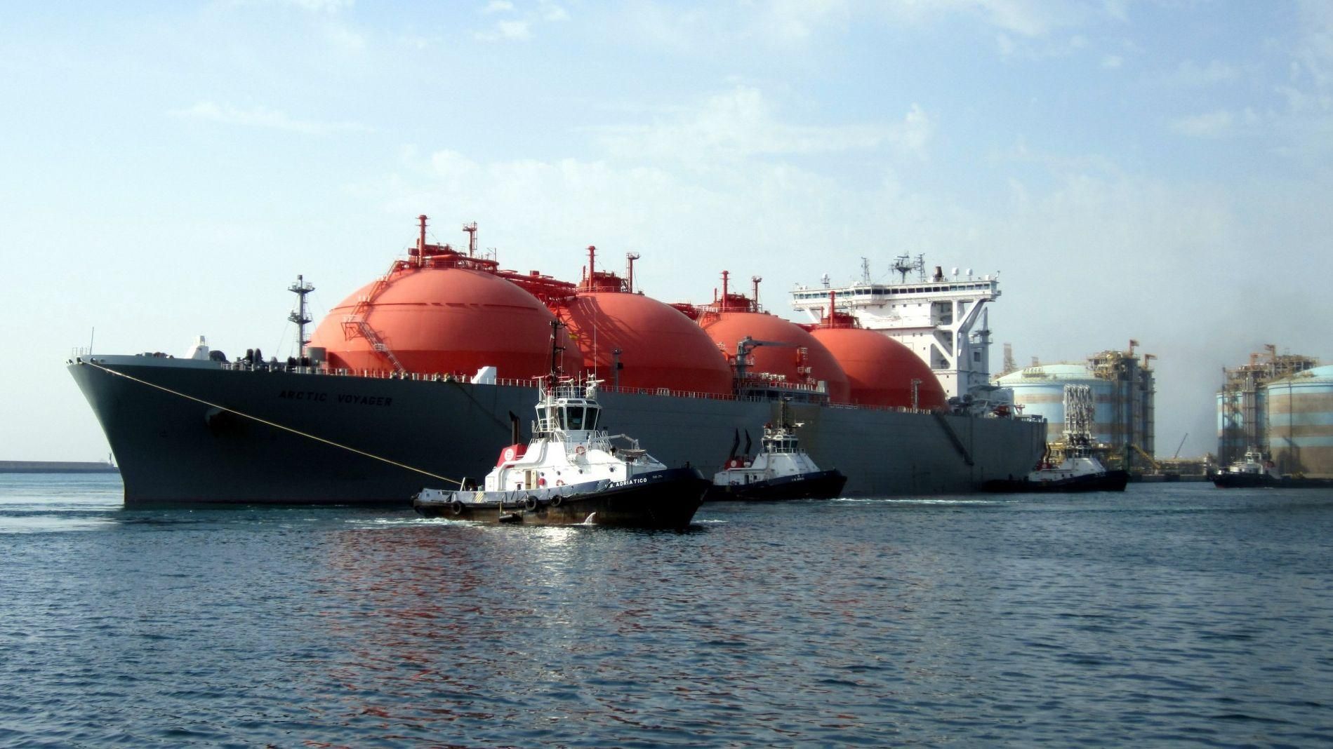 Vaixell metaner en el port de Sagunt en una imatge d'arxiu Vaixell metaner en el port de Sagunt en una imatge d'arxiu