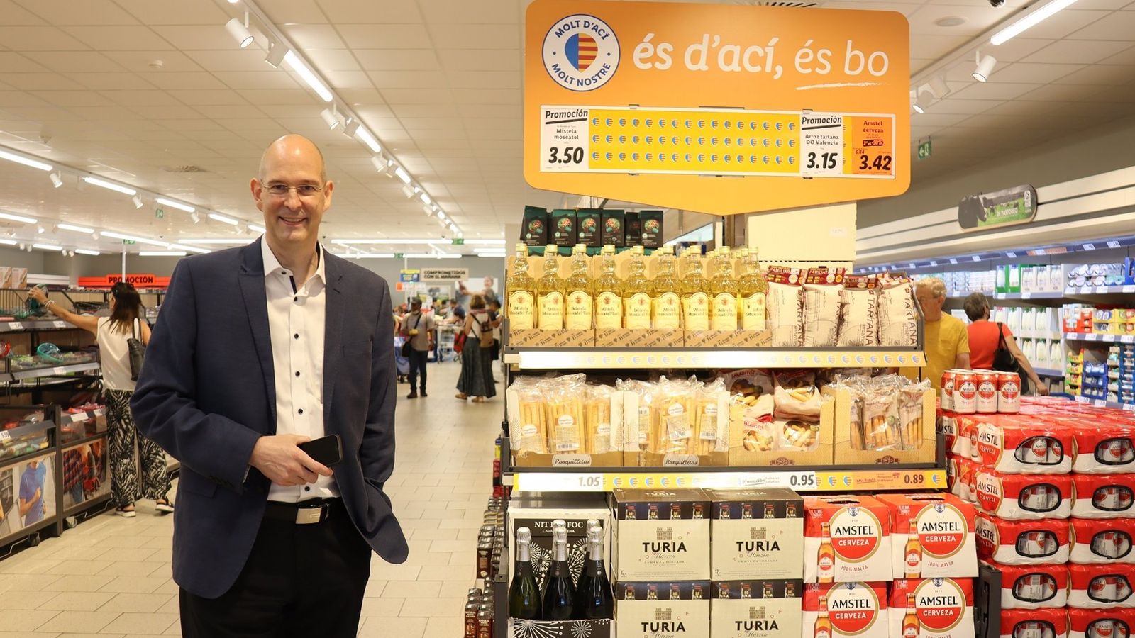 El director regional de Lidl en la Comunitat Valenciana, Grischa Voss, en un supermercat a València