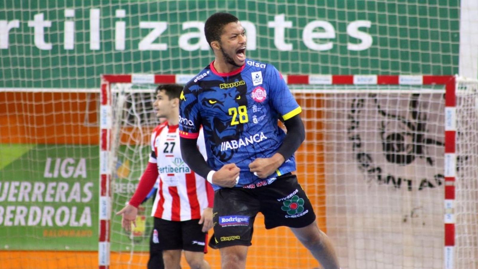 Leandro Semedo celebra un gol de l'Ademar Lleó