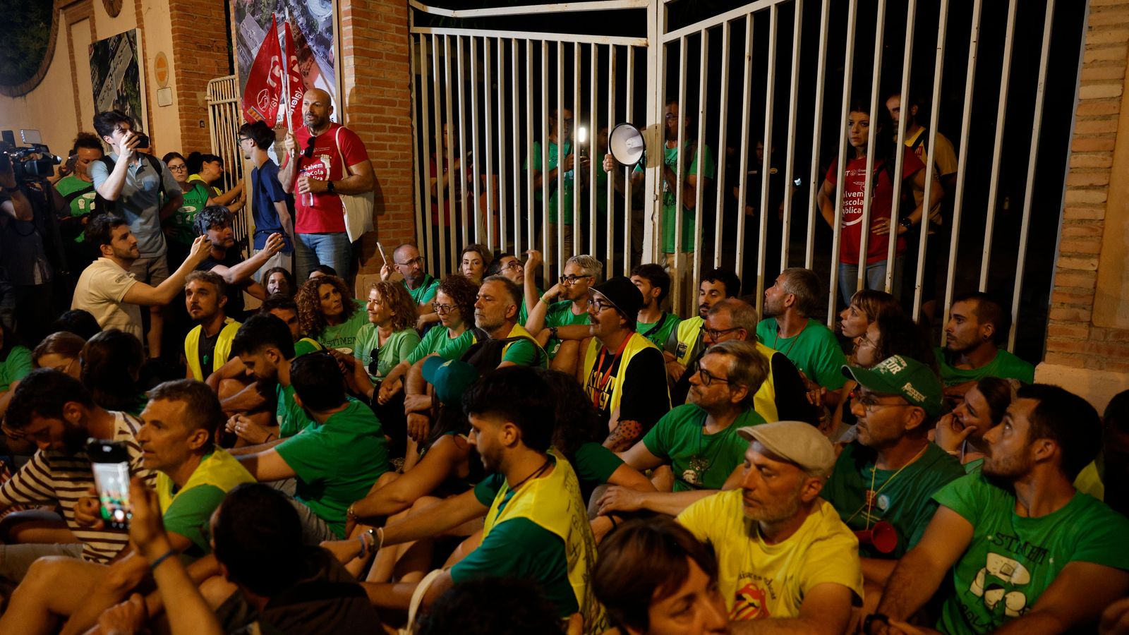Concentració de docents a les portes de la Conselleria d'Educació