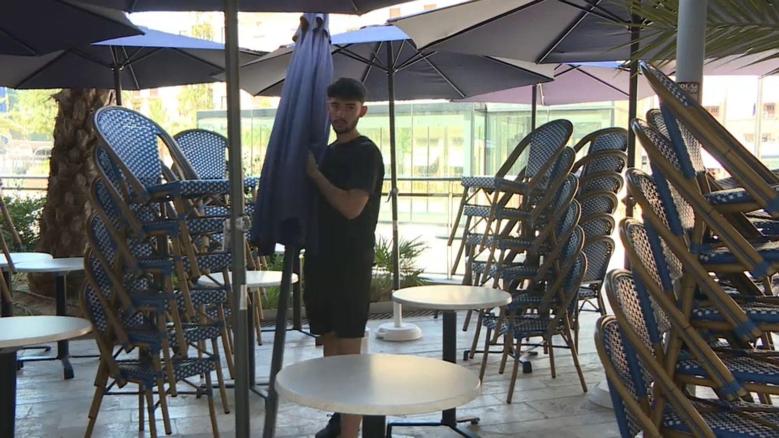 Un cambrer treballa en una terrassa de València