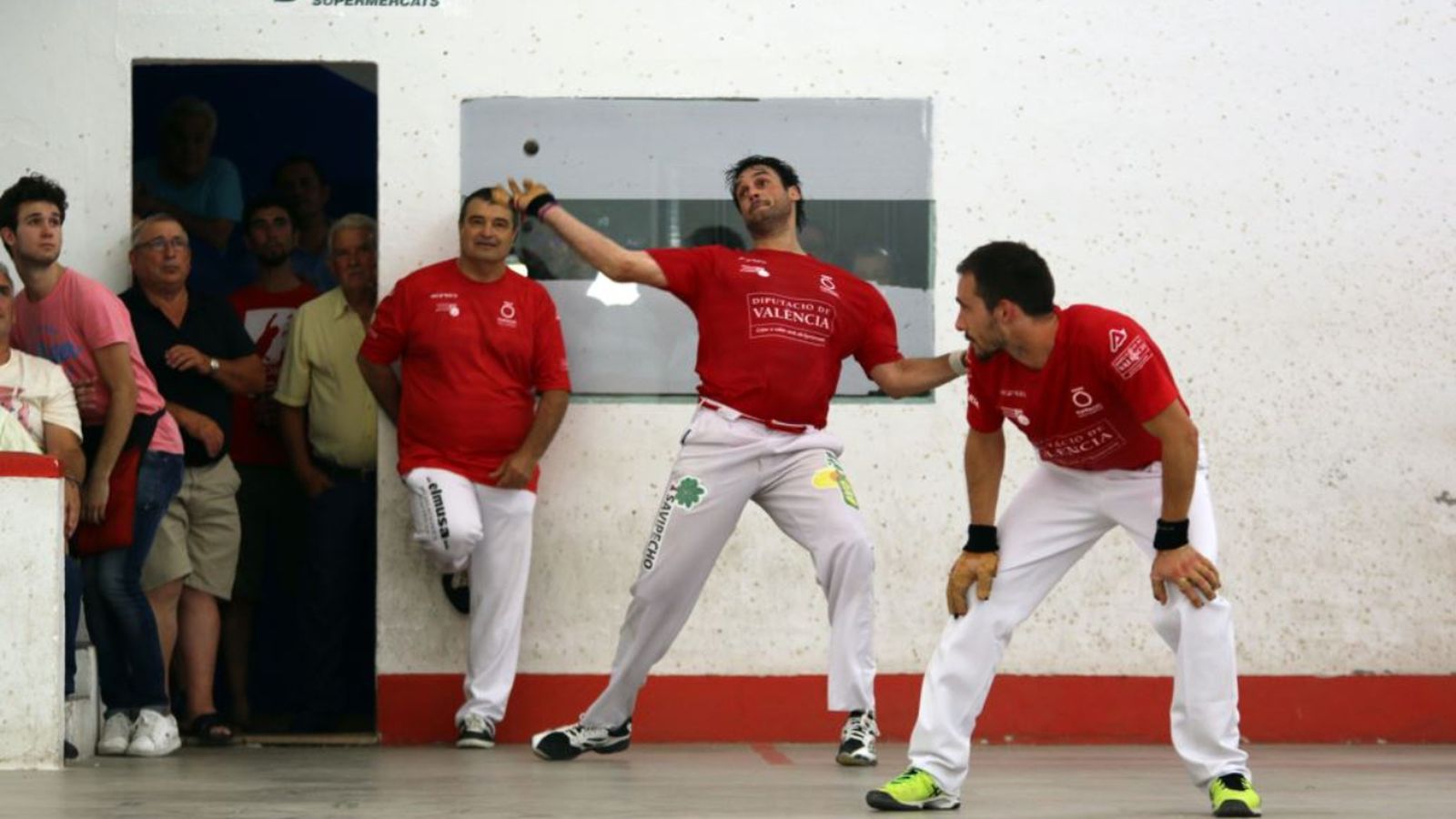 Genovés II juga una pilota sota la mirada del seu company Nacho.